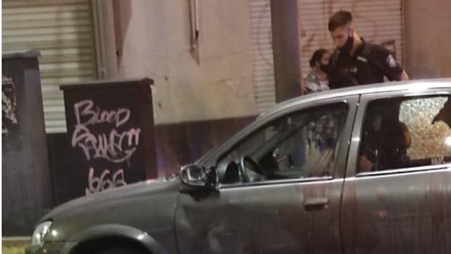 El Chevrolet Corsa gris resultó dañado por los balazos este lunes en Eva Perón y Larrea. (@ezequiellowden)