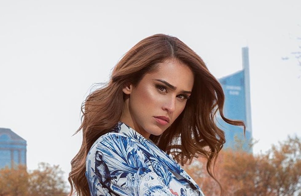 Yanet García cautivó a todos con su último video: conjunto de tiras cruzadas y poses entre cortinas