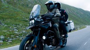 Dos jóvenes fueron grabados mientras llevaban un particular objeto en su motocicleta.