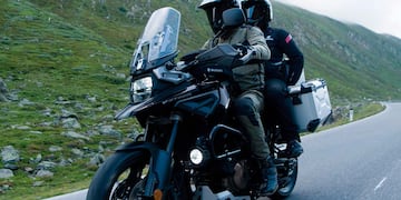 Dos jóvenes fueron grabados mientras llevaban un particular objeto en su motocicleta.