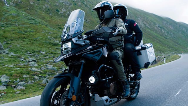 Dos jóvenes fueron grabados mientras llevaban un particular objeto en su motocicleta.