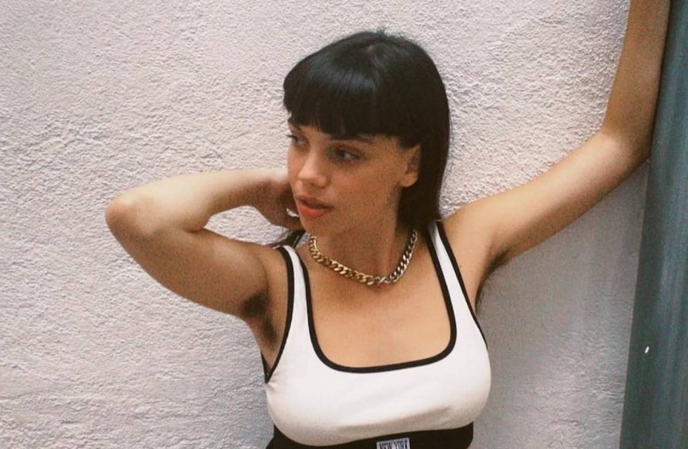 Martina Cariddi, de “Élite”, sorprendió desde la playa, en malla y dejó a la vista sus axilas sin depilar