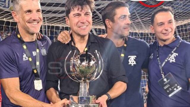 "Vine para esto, para coronar", resaltó Alexander Medina, técnico del Talleres campeón. En la foto, junto a sus colaboradores (Gentileza ESPN).