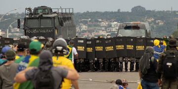 La policía militar desalojó el campamento montado en Brasilia desde el que se organizó el intento de golpe de estado en Brasil.