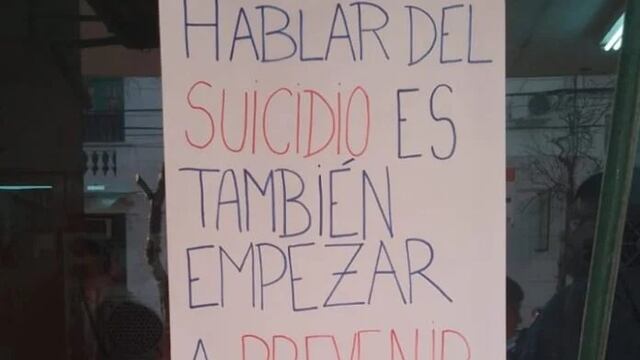 Alumnos organizaron una sentada frente al edificio de Humanidades