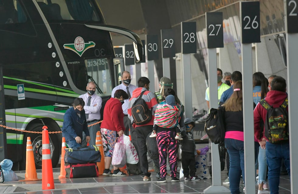 Viajaba en micro a San Juan, se quedó dormida y al despertar se encontró siendo abusada por el pasajero de al lado