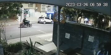 Un doble asalto quedó registrado por las cámaras de seguridad en el barrio Nueva Córdoba (Captura de video).