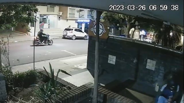 Un doble asalto quedó registrado por las cámaras de seguridad en el barrio Nueva Córdoba (Captura de video).