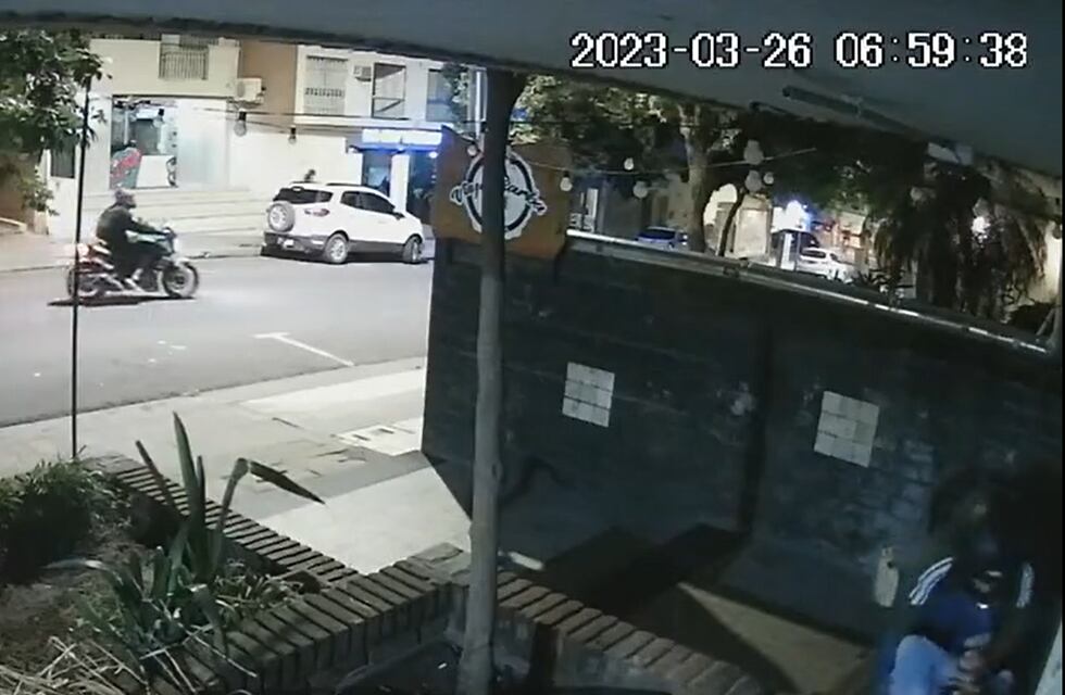 Inseguridad en Córdoba: el video del doble asalto de motochoros en Nueva Córdoba