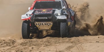 Al-Attiyah y la nueva Hilux, adelante en el Dakar 2022. El catarí ganó en 2019 con la marca y busca un nuevo triunfo.