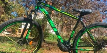 Le robaron la bicicleta a un joven que se gana la vida repartiendo viandas
