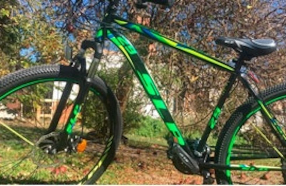 Repartía viandas en bicicleta para ganarse su dinero: lo apedrearon y se la robaron