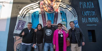 Parte de la familia del jugador, el artista y el presidente de Belgrano estuvieron en la inauguración.