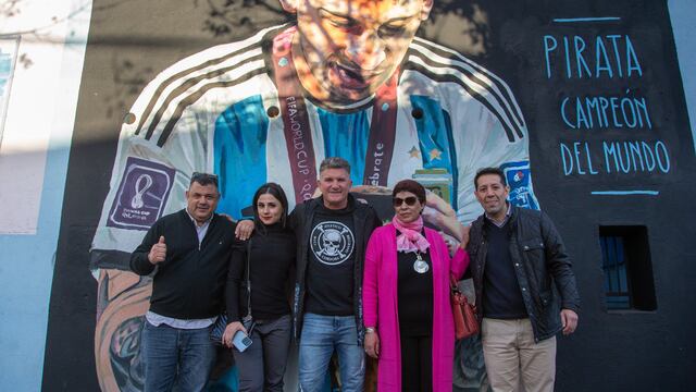 Parte de la familia del jugador, el artista y el presidente de Belgrano estuvieron en la inauguración.