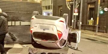 Impresionante choque en barrio Alberdi terminó con un auto dado vuelta (Gentileza @JavierSassi).