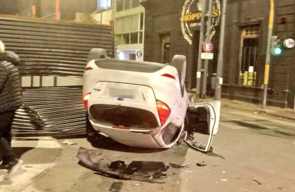 Espectacular siniestro vial en Córdoba: un auto terminó completamente dado vuelta