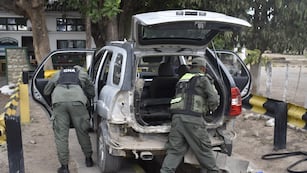 Durante la inspección de los rodados, con la asistencia del can “Lev” los gendarmes encontraron compartimientos en el paragolpes trasero y sector lateral del guardabarros, de donde extrajeron 45 “ladrillos” con la droga.