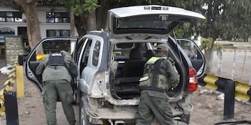 Durante la inspección de los rodados, con la asistencia del can “Lev” los gendarmes encontraron compartimientos en el paragolpes trasero y sector lateral del guardabarros, de donde extrajeron 45 “ladrillos” con la droga.