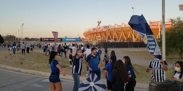 Los fanáticos albiazules coparon las adyacencias del Kempes para reencontrarse con el equipo de sus amores. (Foto: Javier Ferreyra)
