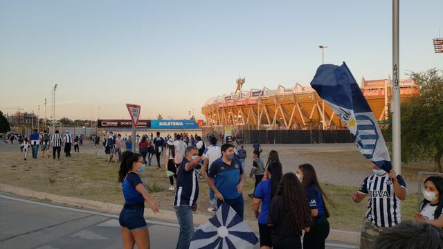Los fanáticos albiazules coparon las adyacencias del Kempes para reencontrarse con el equipo de sus amores. (Foto: Javier Ferreyra)