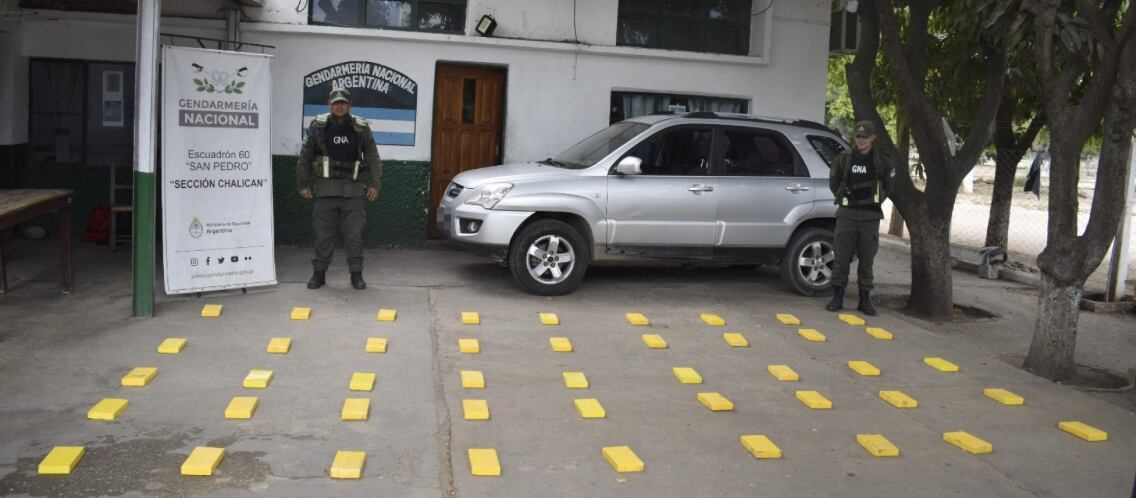 El vehículo que era utilizado como remis fue decomisado por orden de la Justicia Federal. En la imagen, también los 45 "ladrillos" de cocaína.