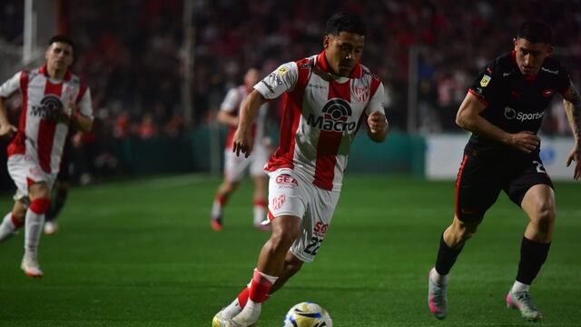 Damián Puebla intenta generar peligro en el Instituto-Independiente en Alta Córdoba.