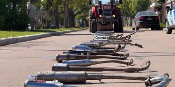 Un intendente destruyó con una aplanadora los caños de escape de las motos ruidosas.