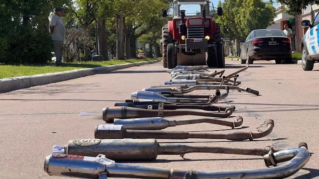 Un intendente destruyó con una aplanadora los caños de escape de las motos ruidosas.