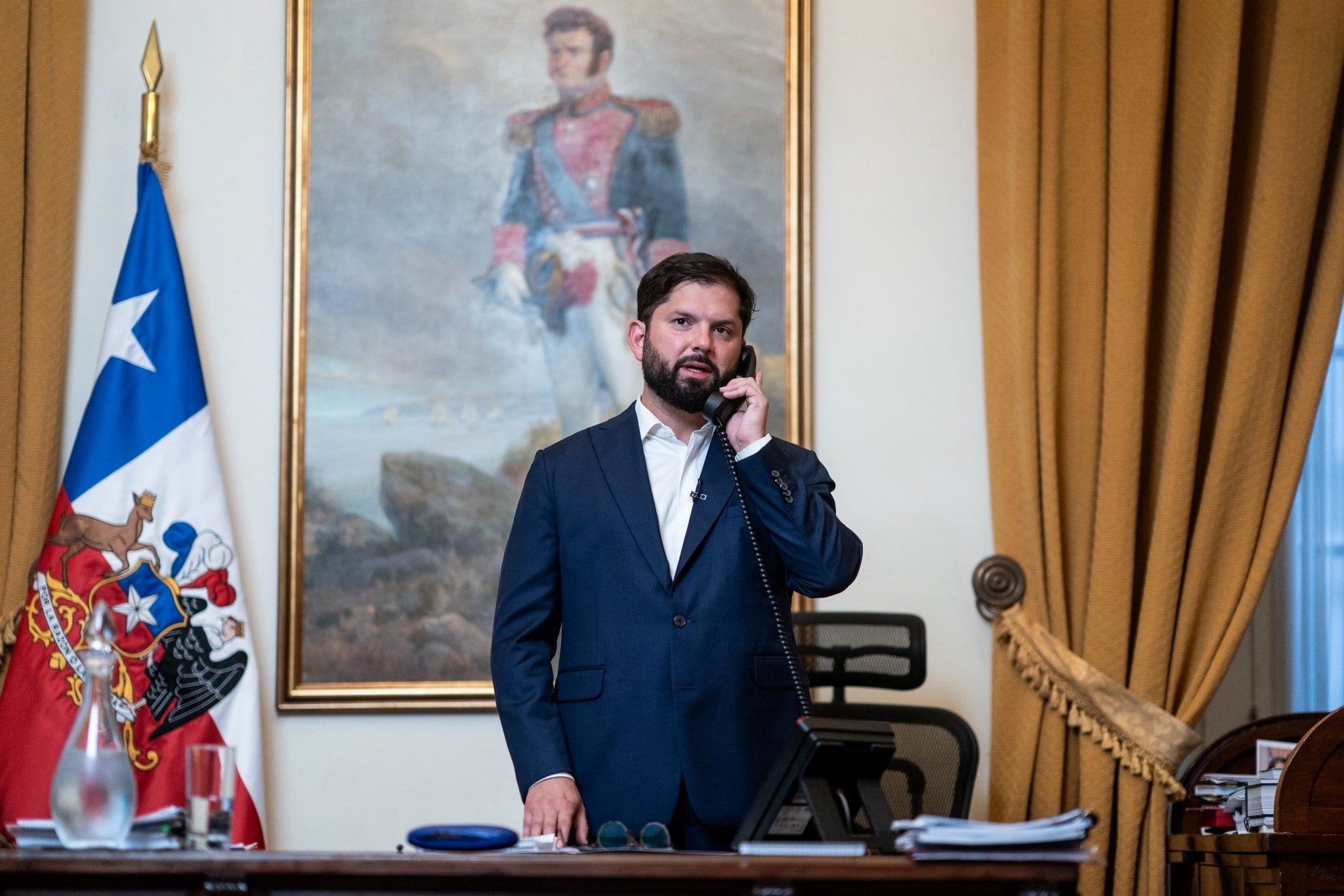 Fotografía cedida por el Gobierno de Chile del presidente de Chile, Gabriel Boric, hablando con el presidente electo José Antonio Kast este domingo. Boric felicitó en una llamada de teléfono televisada a Kast, por su triunfo en la segunda vuelta presidencial y lo invitó a un desayuno en el palacio de La Moneda este lunes.