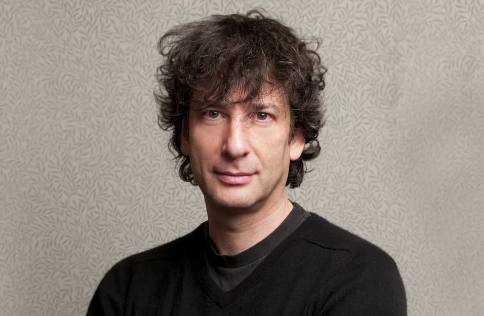 Cuáles son las graves denuncias de abuso sexual contra Neil Gaiman, el autor de “Coraline”