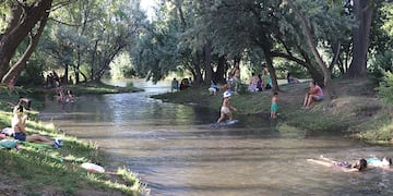 Gracias a la pesca ilegal en un balneario de Neuquén, una nena se clavó un anzuelo.
