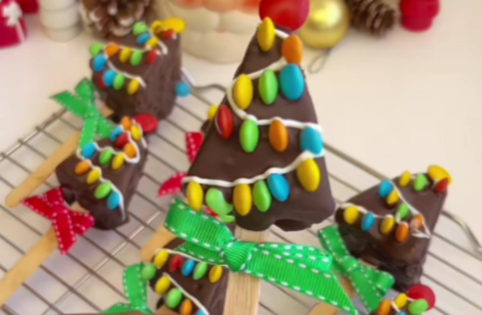 Cómo hacer arbolitos navideños con un solo budín: la receta para incluir en la mesa dulce de estas Fiestas