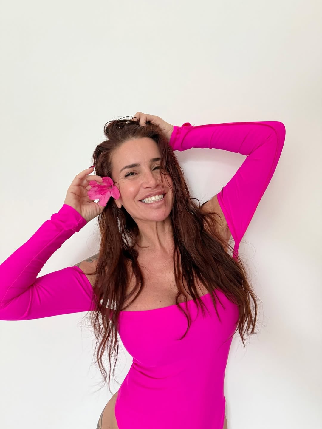 Flor Peña apostó por un body en color rosa Barbie mega ajustado y desató aplausos con el arriesgado outfit