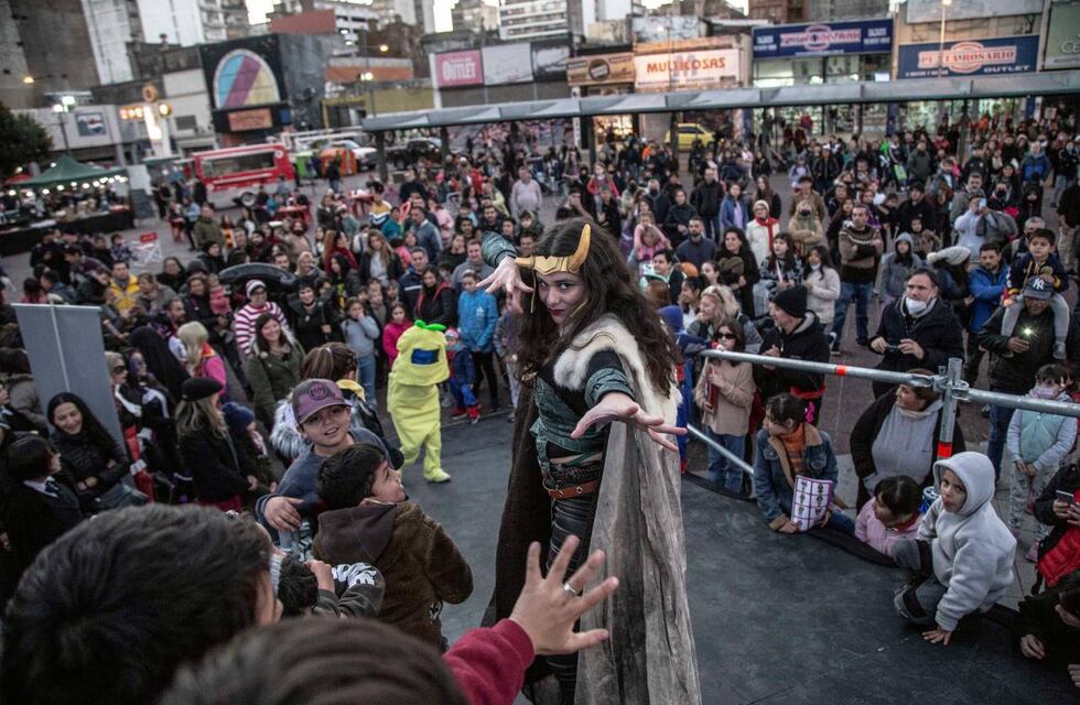 La Noche de las Peatonales en Rosario y desfile de cosplay le ganaron al frío