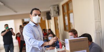 El gobernador de Corrientes votó a las 10.30 en la escuela Mariano Moreno de la capital provincial.