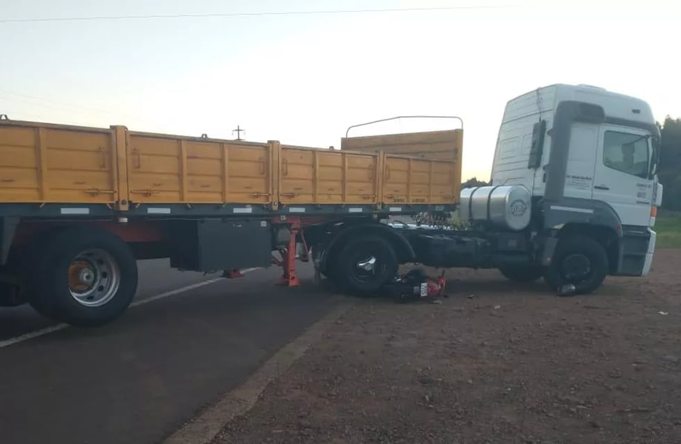 Alem: motociclistas con heridas graves tras colisionar con un camión