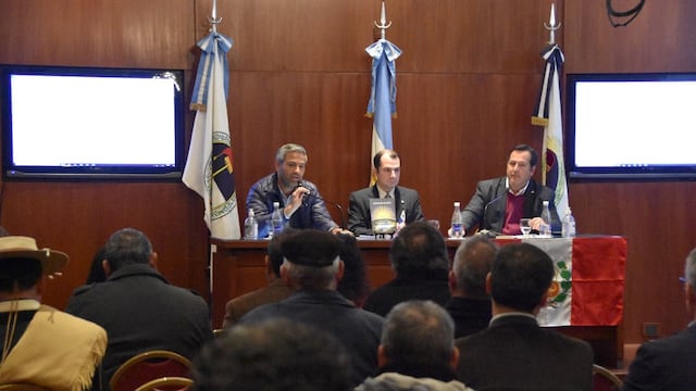 En el estrado estuvieron los diputados Juan Cardozo Traillou y Alejandro Snopek y el escritor Juan Cruz Castiñeiras.