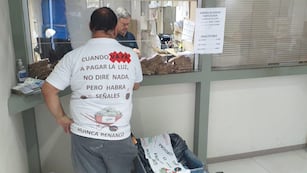 Un vecino de Córdoba fue a pagar la luz con una carretilla cargada de billetes.