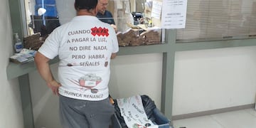 Un vecino de Córdoba fue a pagar la luz con una carretilla cargada de billetes.