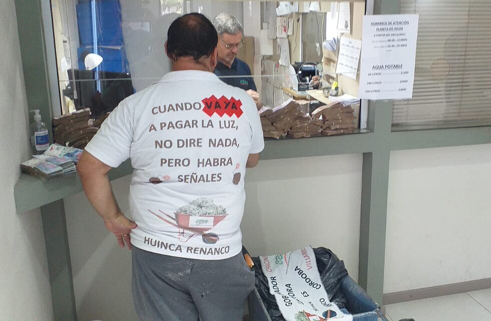 Cansado de los aumentos, un comerciante de Córdoba fue a pagar la luz con miles de billetes en una carretilla