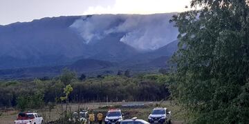 El incendio sobre la sierra quemó más de 900 hectáreas de bosque nativo. (Gentileza Mónica Salas)