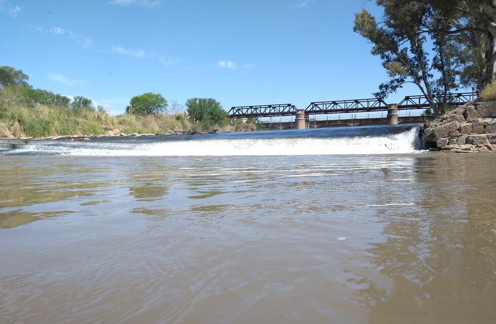 Despeñaderos: salvó a una niña, lo arrastró la corriente y murió