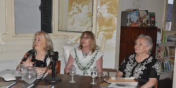 Negula Macías (al centro) durante la presentación de su libro en la ciudad de La Plata