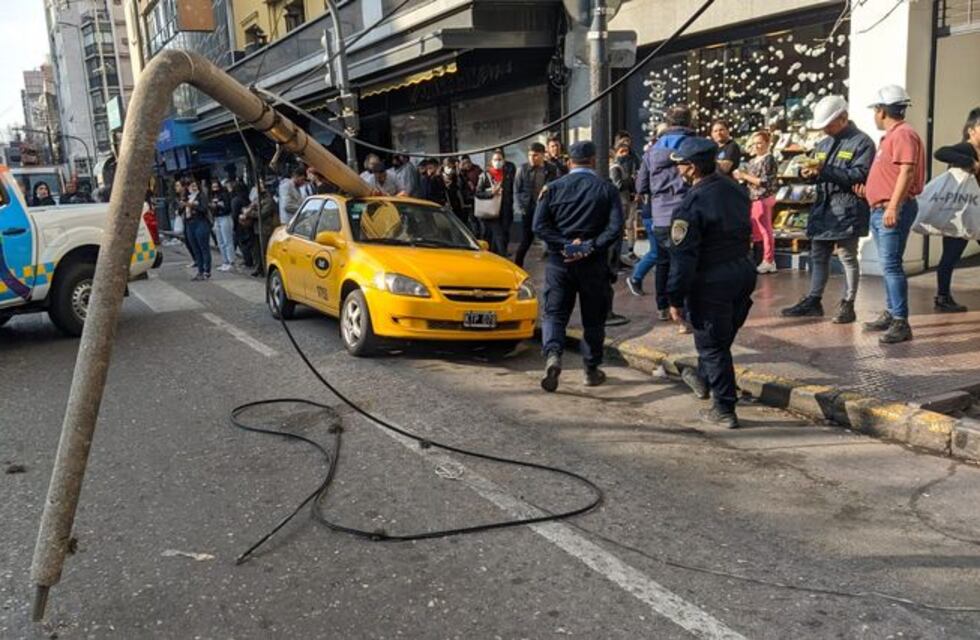 Un poste de luz cayó sobre un taxi en Córdoba, y el conductor se salvó de milagro