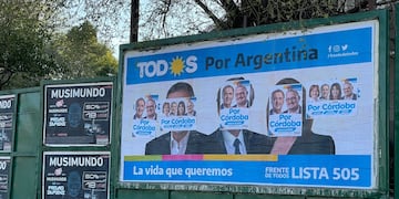Denuncia. El senador Carlos Caserio pidió que se investigue la pegatina de afiches ilegal en su ciudad. (Prensa Frente de Todos)