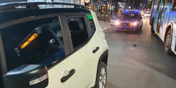 En segundos el delincuente saltó de la moto y reventó la ventanilla trasera. (Foto: @andyferreyra)