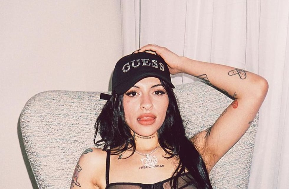 Minifalda, crop top y dos colitas: el look total black de Cazzu que cautivó las redes