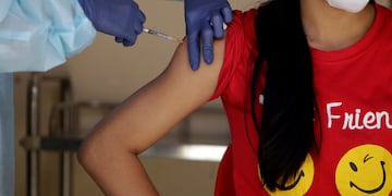 Los menores son inmunizados con la vacuna Moderna.