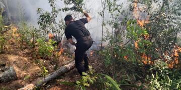 Incendios en Oberá y Los Helechos debieron ser sofocados por Bomberos y Policías