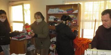 Con diferentes actividades, la organización pretende contener a las familias de la localidad.